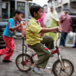 Children play in Mumbai, India. Photo by EMBARQ.